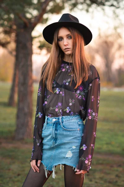 Mooie brunette in Casual Wear en Hat. — Stockfoto