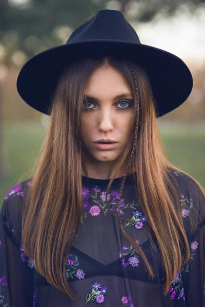 Menina bonita em uma saia de ganga e uma blusa transparente . — Fotografia de Stock