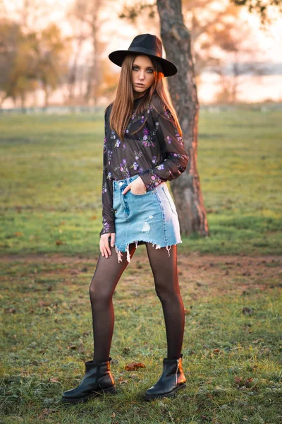 Hermosa morena en ropa casual y sombrero . — Foto de Stock