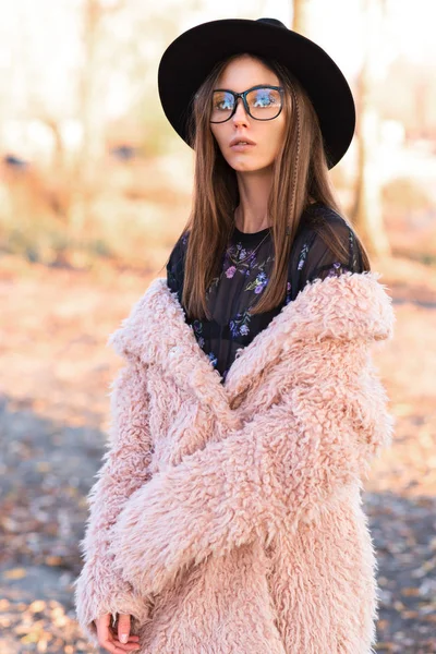 Schöne Brünette mit modischer Brille und struppigem Mantel. — Stockfoto