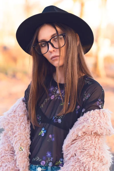 Schöne Mädchen in einem modischen rosa Lama-Mantel. — Stockfoto