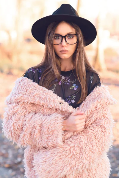 Hermosa chica en un abrigo de lama rosa de moda . —  Fotos de Stock