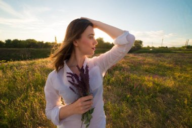 çiçekli büyüleyici kadın