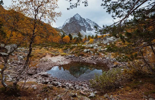 Reflectie Van Besneeuwde Berg Het Meer Herfst Landschap — Stockfoto