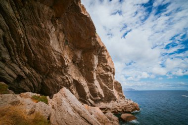 Karadeniz yakınlarında büyük bir kaya (Kırım, Ukrayna)