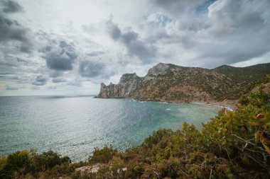 Karadeniz manzarası ve bulut zamanı kayalar