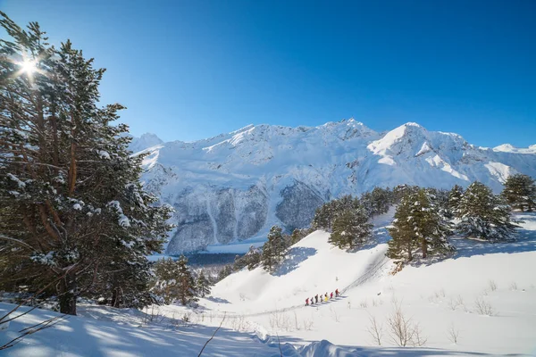 Lumen Peittämät Vuoret Pieni Retkikunta Ryhmä Vuorilla — kuvapankkivalokuva
