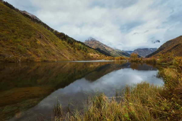秋天高山上的湖泊 — 图库照片