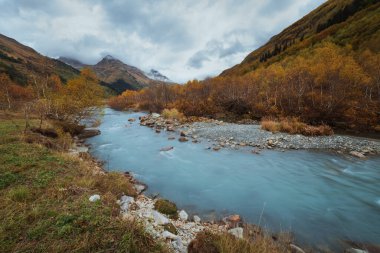 Sonbaharda mavi dağ nehri