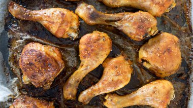 Tepside kızarmış tavuk budu.