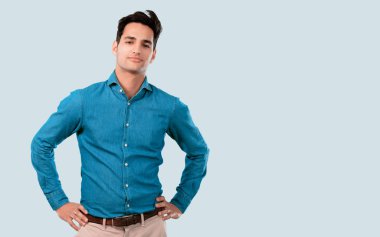 Yakışıklı delikanlı tabaklanmış deri ile. Memnun ya da gurur pozu. Huzurlu ve mutlu kavramı.