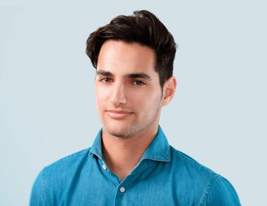 Yakışıklı delikanlı tabaklanmış deri ile. Memnun ya da gurur pozu. Huzurlu ve mutlu kavramı.