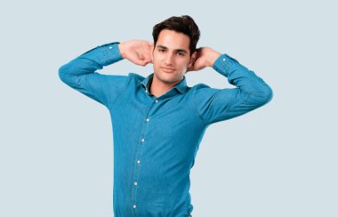 Yakışıklı delikanlı tabaklanmış deri ile. Memnun ya da gurur pozu. Huzurlu ve mutlu kavramı.