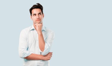 Yakışıklı delikanlı düşünme veya şüphe tabaklanmış deri ile.