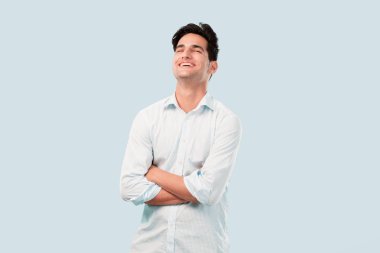 Yakışıklı delikanlı tabaklanmış deri ile. Memnun ya da gurur pozu. Huzurlu ve mutlu kavramı.