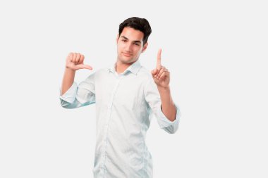 Yakışıklı delikanlı tabaklanmış deri zafer ya da başarı işareti ile. Kavramı kutlama.