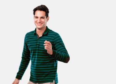 Genç yakışıklı adam tabaklanmış deri dans ile. Müzik konsepti.