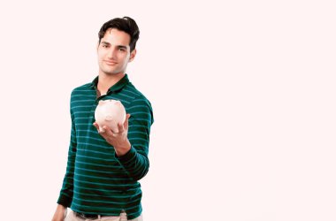 Yakışıklı delikanlı tabaklanmış deri bir kumbara holding ile. Tasarruf kavramı.