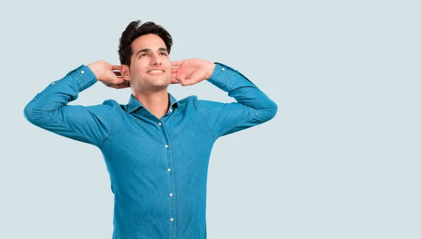 Joven Hombre Guapo Con Piel Bronceada Postura Satisfecha Orgullosa Concepto —  Fotos de Stock