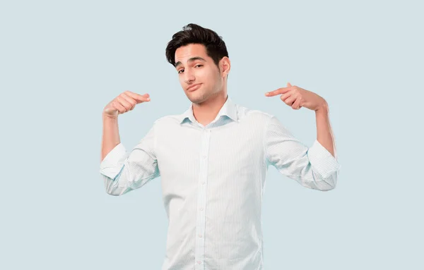 Homem Bonito Jovem Com Pele Bronzeada Pose Orgulhosa Conceito Sucesso — Fotografia de Stock