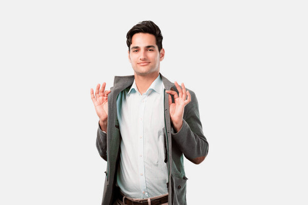 Молодой красивый мужчина с загорелой кожей гордится позой. Концепция успеха
.