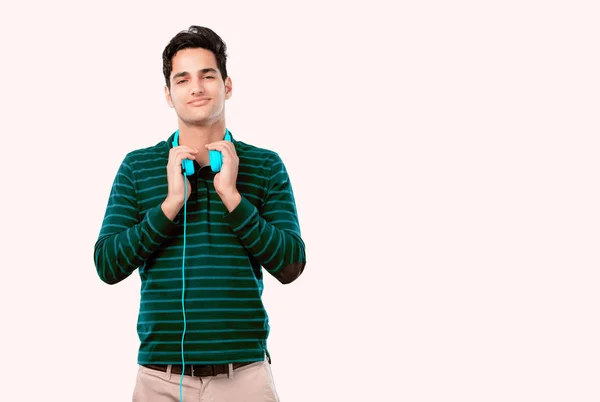 Jovem Homem Bonito Com Pele Bronzeada Ouvindo Música Com Fones — Fotografia de Stock