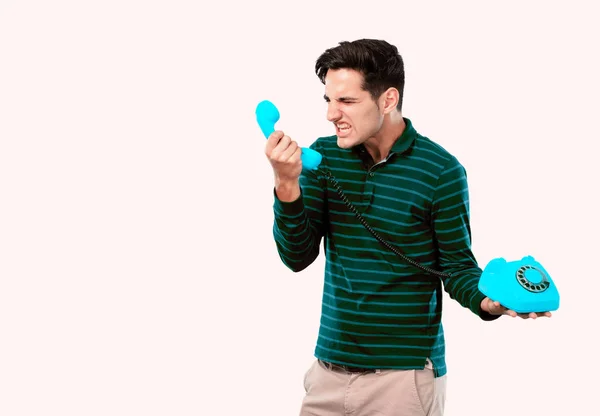 Joven Guapo Hombre Con Piel Bronceada Gritando Con Teléfono Vintage — Foto de Stock