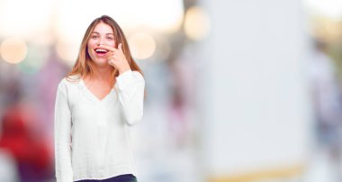 Şaka, komik, aptalca ve oynak bir ifadeyle dil yapışkanlık dışarı, bir aptal gibi arıyorum genç güzel kız.