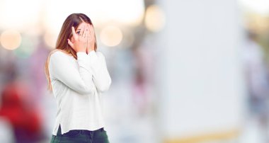 gözler her iki el ile bakmak kapsayan genç güzel kız korkmuş, korkmuş bir ifade ile.