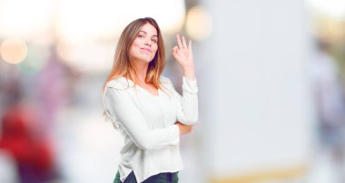 mutlu ve memnun, geniş bir gülümseme ile onaylayarak el ile bir 