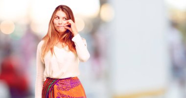 sessizlik ya da ciddi ve sert bir görünüm ile Gizlilik talep 