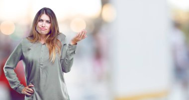 arka plan üzerinde genç güzel kız