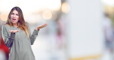 arka plan üzerinde genç güzel kız