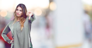 Genç güzel kız ret başparmak aşağı ile muhalif, ciddi, sert bir ifade ile.