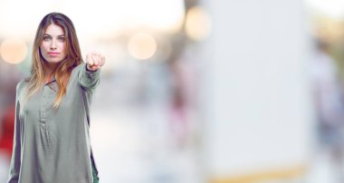 gücünü gösteren gurur, kendinden emin ve güçlü, kapalı yumruk ile meydan okurcasına, eller genç güzel kız.