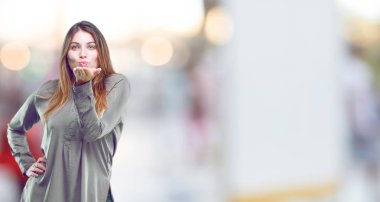 bakım, sevgi ve sevgi gösteren bir uçan gerçek aşk öpücük gönderme genç güzel kız; bir samimi Saint Valentine's mesaj.