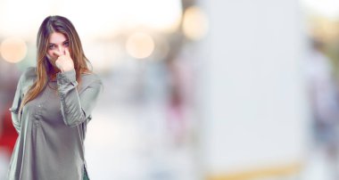 Genç güzel kız arıyorum, gözlem, bir nesne üzerinde önünde göz kulak veya bir şey için dışarı izliyor.