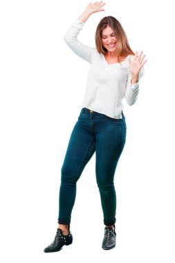 Genç güzel kız gülümseyerek ve dans eğlenceli, hareketli disko müzik mutlu görünüyordu ve neşeli parti havası.