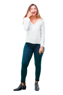 Şaka, komik, aptalca ve oynak bir ifadeyle dil yapışkanlık dışarı, bir aptal gibi arıyorum genç güzel kız.