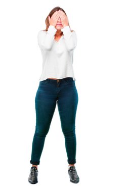 gözler her iki el ile kapsayan genç güzel kız ciddi, korkmuş, korkmuş bir ifade ile.