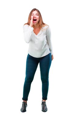 deli gibi yüksek sesle bağırarak, sinirli bir ifade ile el ile arama, büyük bir duyuru iletişim genç güzel kız.