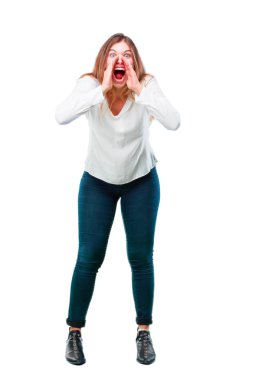 deli gibi yüksek sesle bağırarak, sinirli bir ifade ile el ile arama, büyük bir duyuru iletişim genç güzel kız.