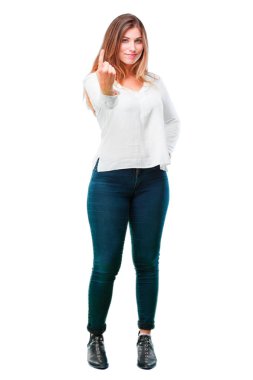 Sanki bir meydan okuma, başarısını kendine güvenen kabul bir jest yapma gurur, memnun ve mutlu bir görünüm ile gülümseyen genç güzel kız.