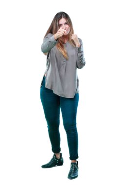 öfkeyle ve kati yumruk gösteren genç güzel kızla bir öfkeli, agresif ve tehditkar poz, dövüş için hazır.