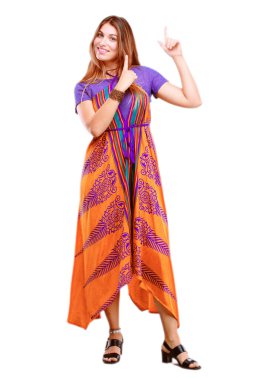 gülümseyen ve yukarı doğru nerede gazeteci bir kavram gösterebilir miyim yere doğru iki eliyle işaret eden genç güzel kız.