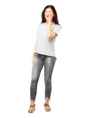 deli gibi yüksek sesle bağırarak, sinirli bir ifade ile el ile arama, büyük bir duyuru iletişim genç güzel kız tam vücut.