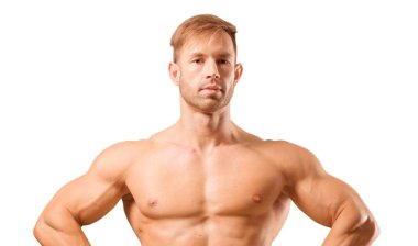 Genç yakışıklı vücut geliştirmeci adam kas görünümü ile poz