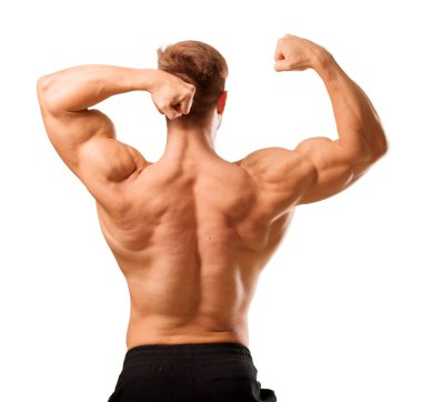 Genç yakışıklı vücut geliştirmeci adam kas görünümü ile poz