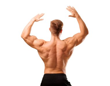 Genç yakışıklı vücut geliştirmeci adam kas görünümü ile poz