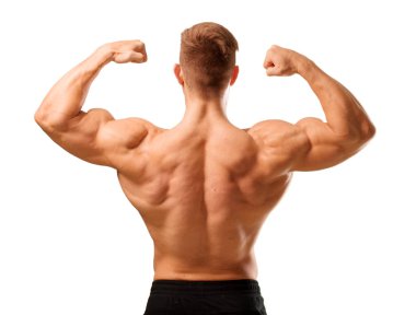 Genç yakışıklı vücut geliştirmeci adam kas görünümü ile poz